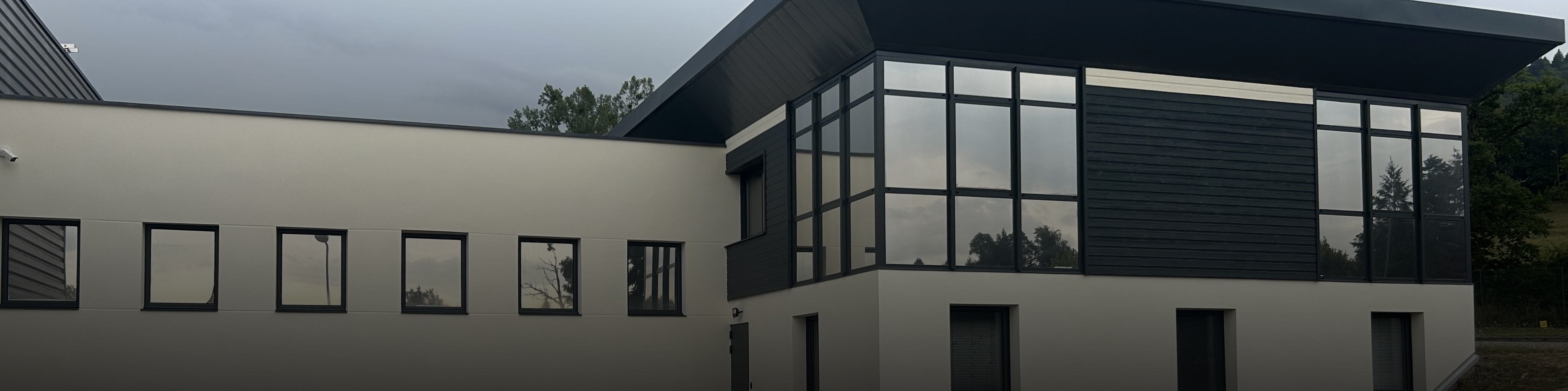 Le Joint Technique possède et développe ses moyens humains, techniques et technologiques pour accompagner ses clients dans ses projets et problématiques d’étanchéité.